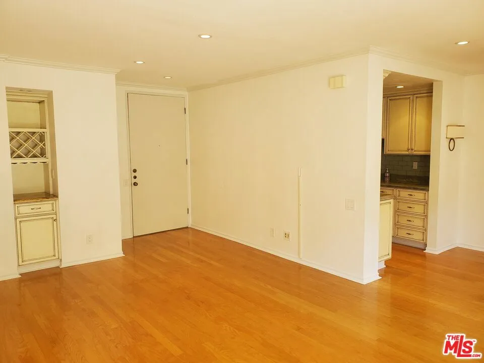 1115 S Elm Drive #405 Los Angeles, CA 90035