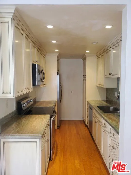 1115 S Elm Drive #405 Los Angeles, CA 90035