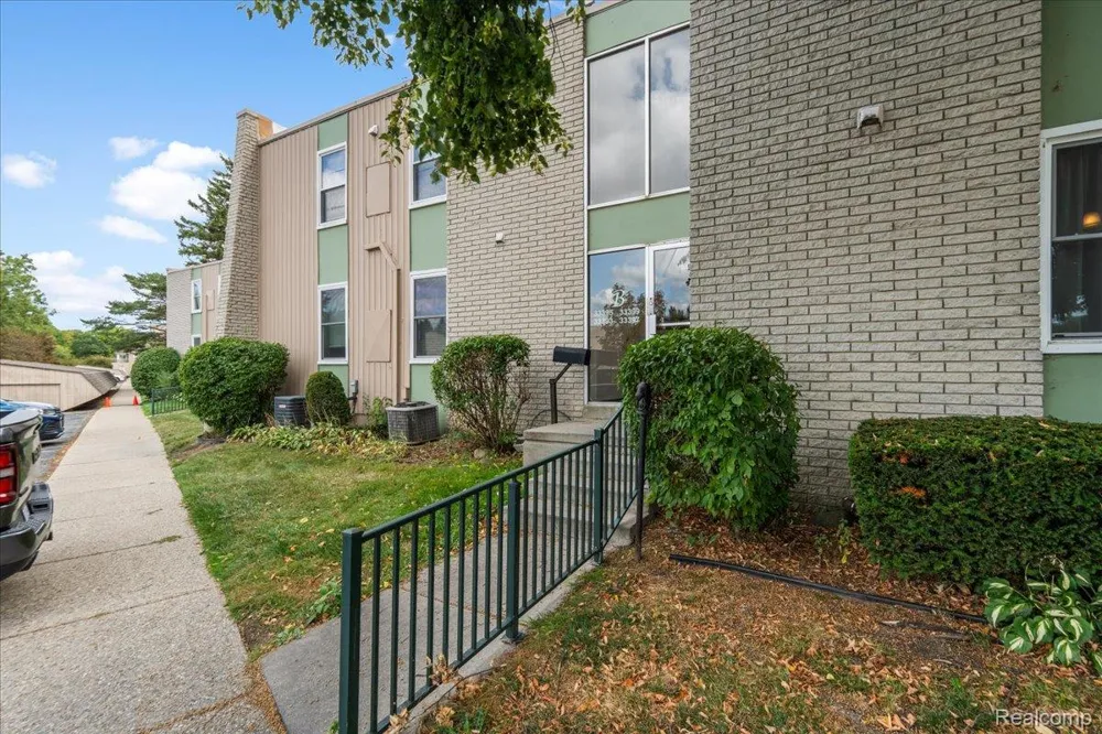 33397 Fargo Street Livonia City, MI 48152