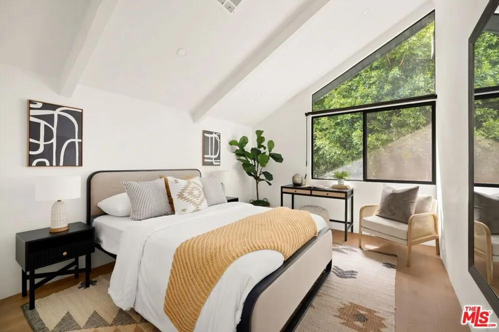 1561 Clear View Drive Los Angeles, CA 90210