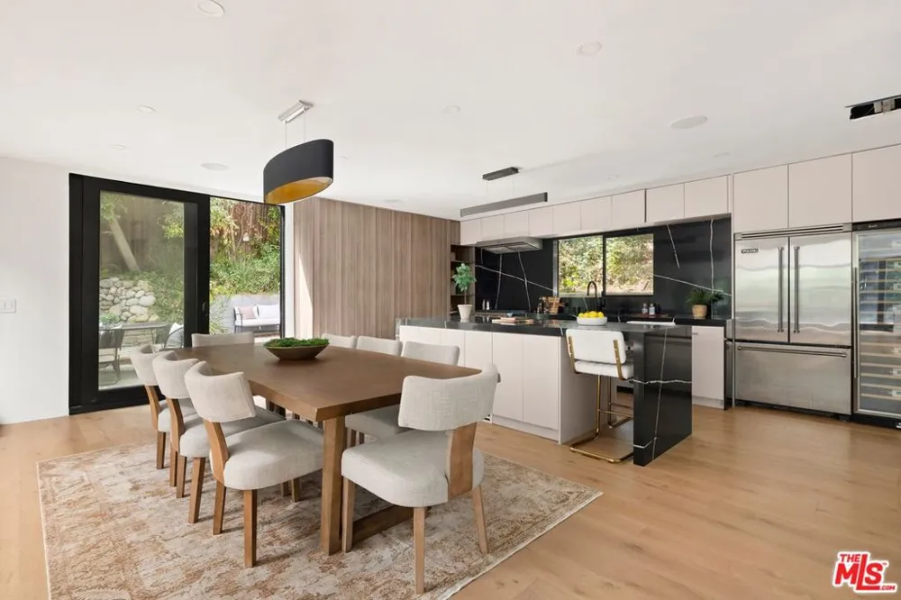 1561 Clear View Drive Los Angeles, CA 90210