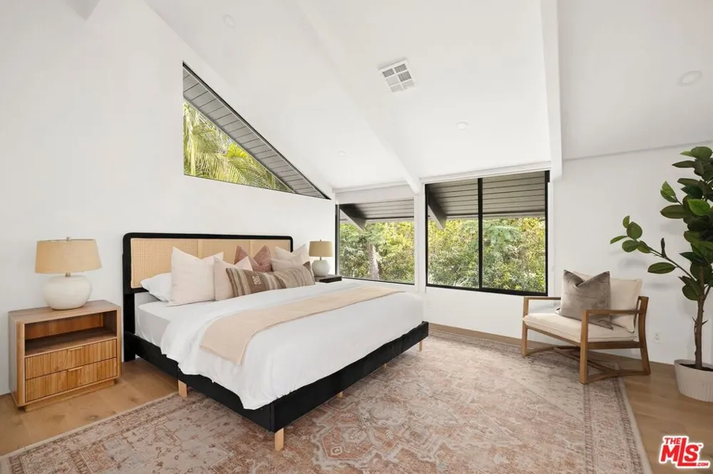 1561 Clear View Drive Los Angeles, CA 90210