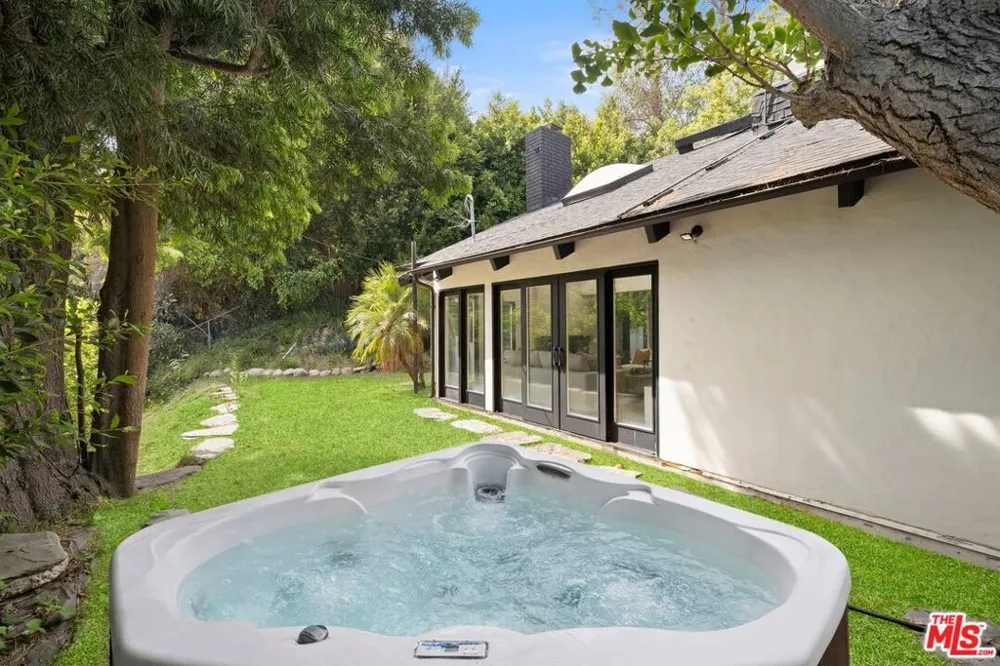 1561 Clear View Drive Los Angeles, CA 90210