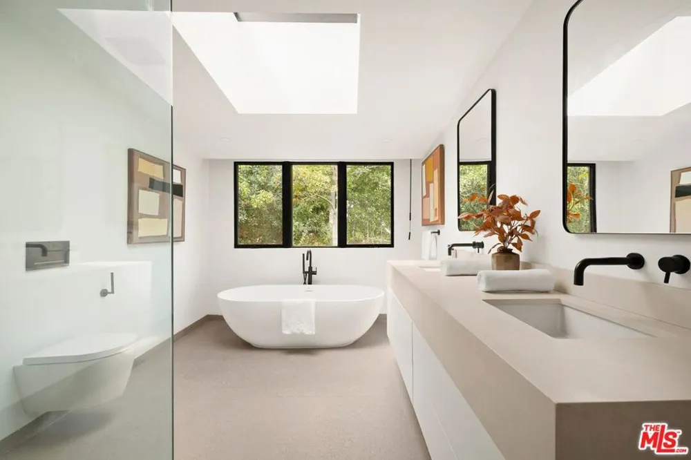 1561 Clear View Drive Los Angeles, CA 90210