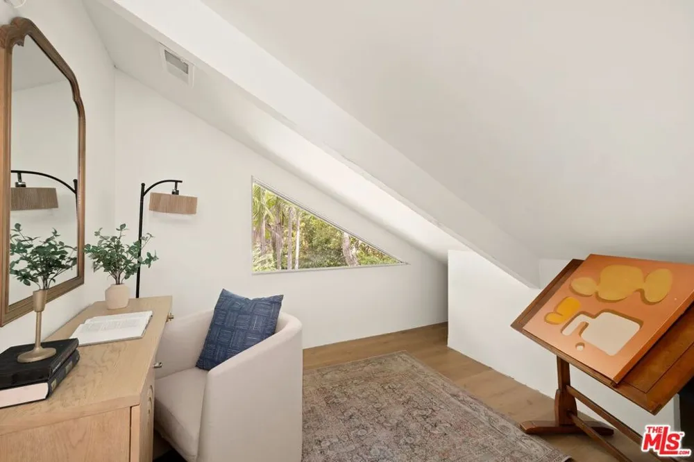 1561 Clear View Drive Los Angeles, CA 90210