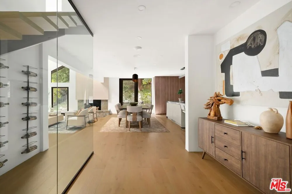 1561 Clear View Drive Los Angeles, CA 90210