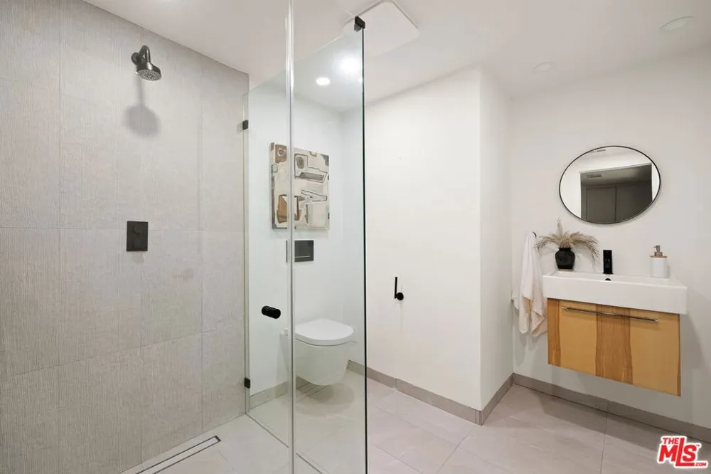 1561 Clear View Drive Los Angeles, CA 90210