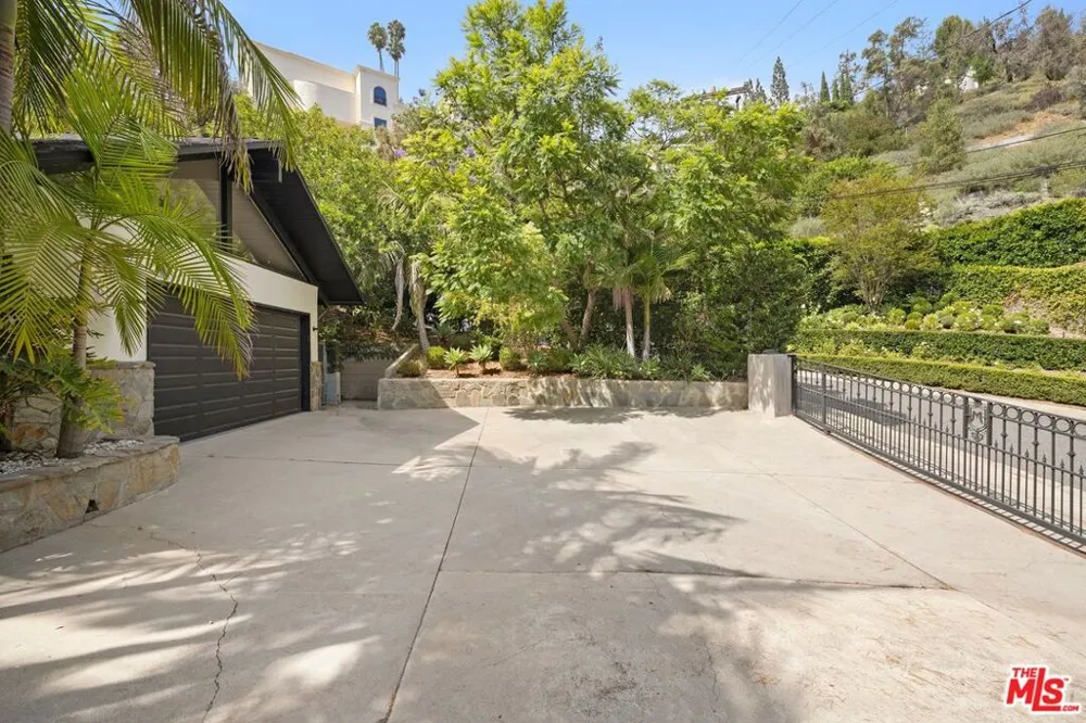 1561 Clear View Drive Los Angeles, CA 90210