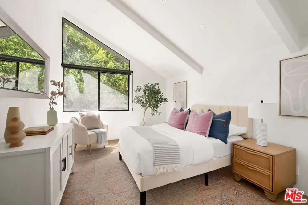 1561 Clear View Drive Los Angeles, CA 90210