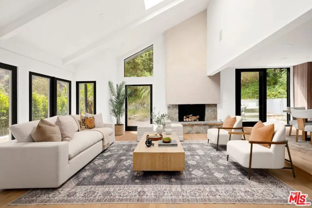 1561 Clear View Drive Los Angeles, CA 90210