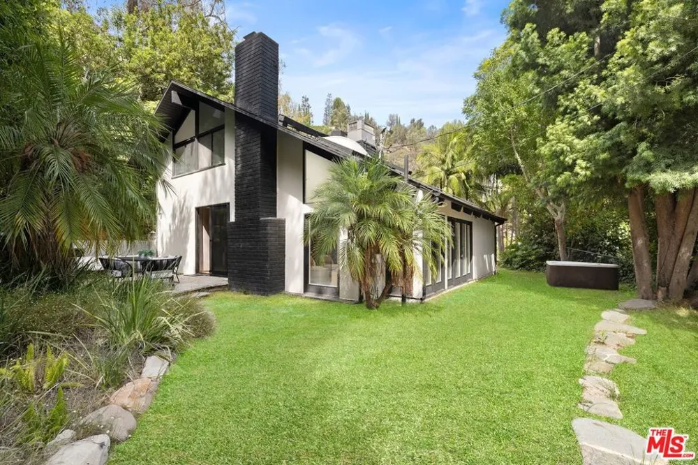 1561 Clear View Drive Los Angeles, CA 90210