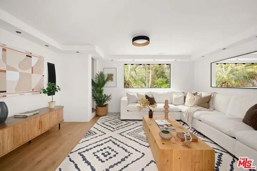 1561 Clear View Drive Los Angeles, CA 90210