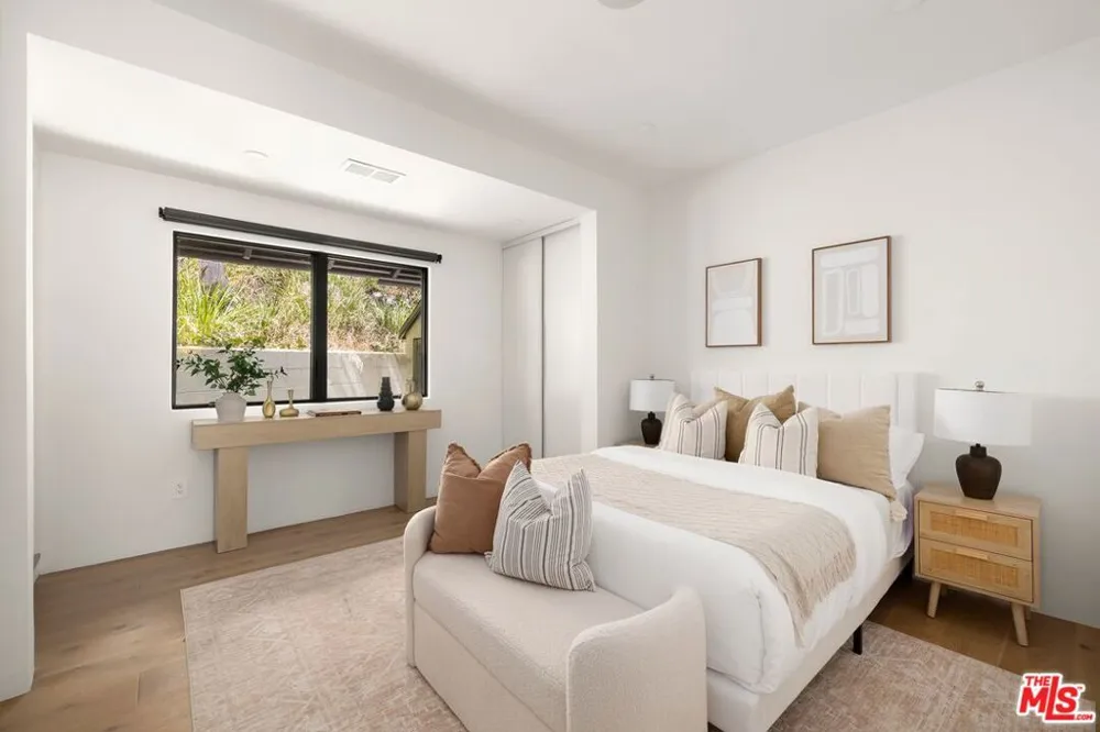 1561 Clear View Drive Los Angeles, CA 90210