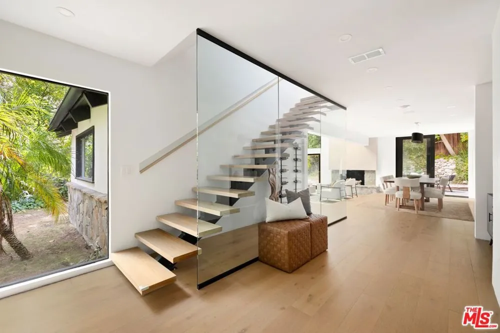 1561 Clear View Drive Los Angeles, CA 90210