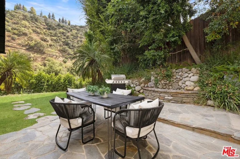 1561 Clear View Drive Los Angeles, CA 90210