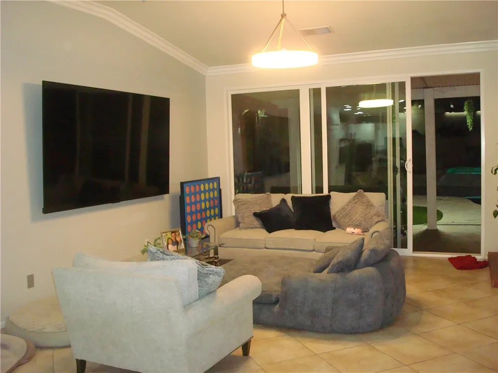 6043 Camargo Place Fontana, CA 92336