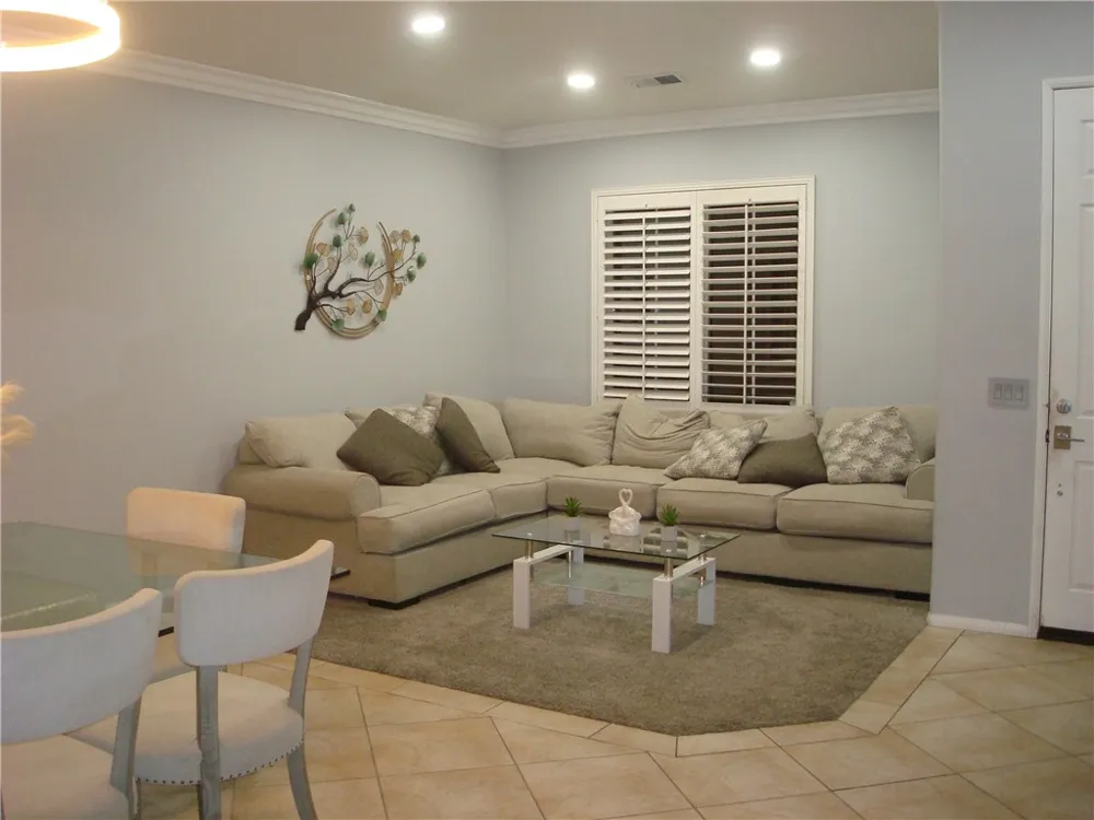 6043 Camargo Place Fontana, CA 92336