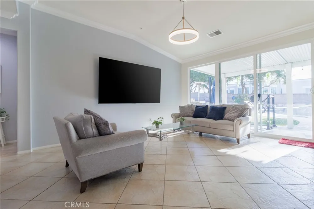 6043 Camargo Place Fontana, CA 92336