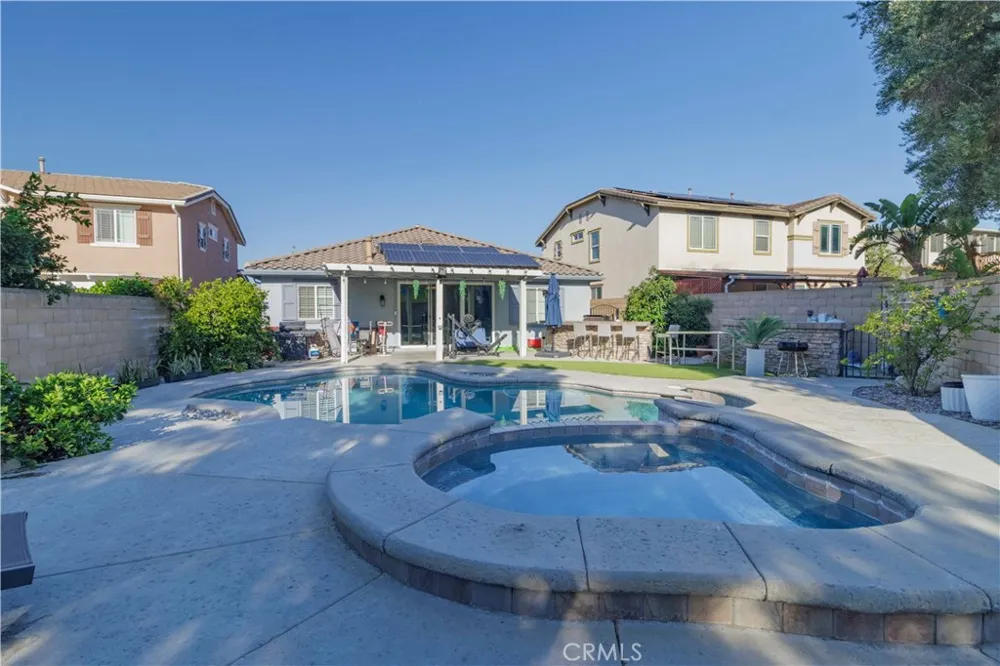 6043 Camargo Place Fontana, CA 92336