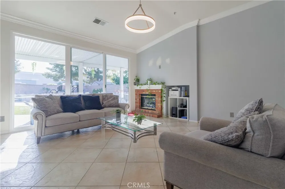 6043 Camargo Place Fontana, CA 92336