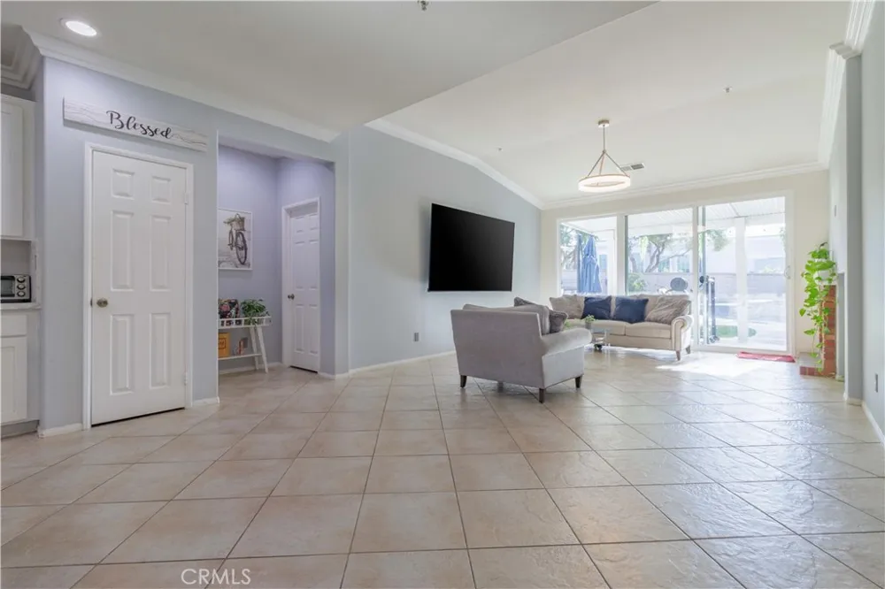 6043 Camargo Place Fontana, CA 92336