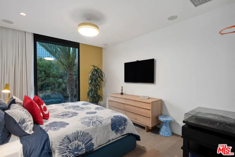 8420 W Sunset Boulevard #504 West Hollywood, CA 90069