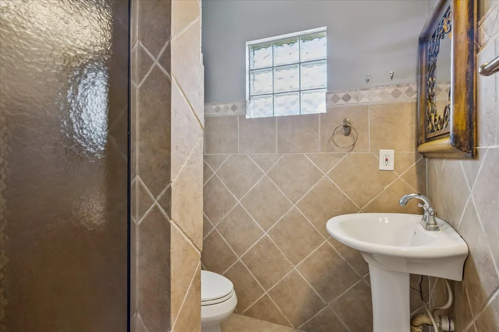 2105 Lawrence Street Houston, TX 77008