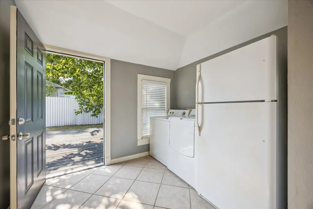 2105 Lawrence Street Houston, TX 77008