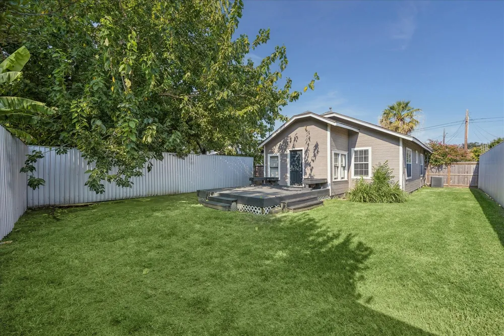 2105 Lawrence Street Houston, TX 77008
