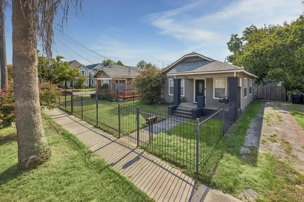 2105 Lawrence Street Houston, TX 77008