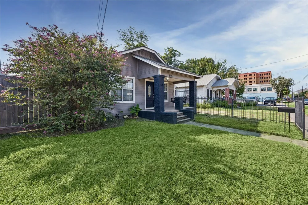 2105 Lawrence Street Houston, TX 77008