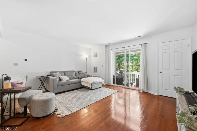 410 Ferncrest Ct Readington, NJ 08887