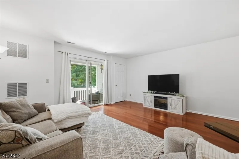 410 Ferncrest Ct Readington, NJ 08887