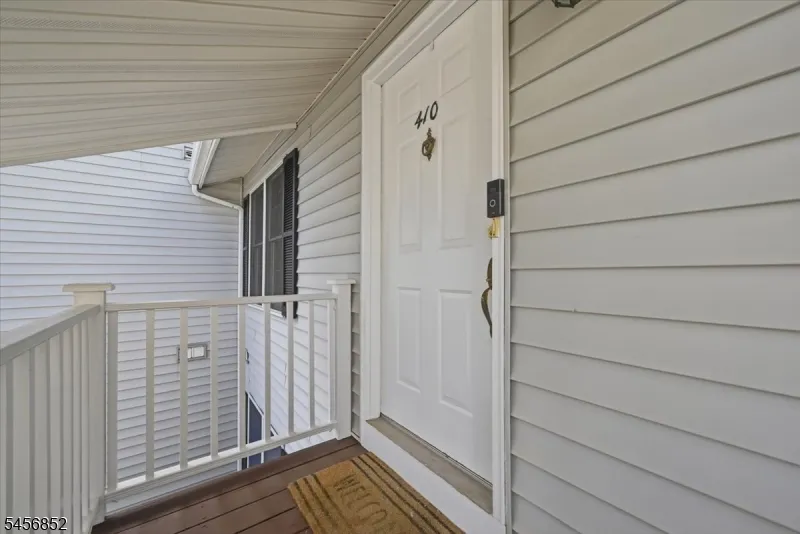 410 Ferncrest Ct Readington, NJ 08887