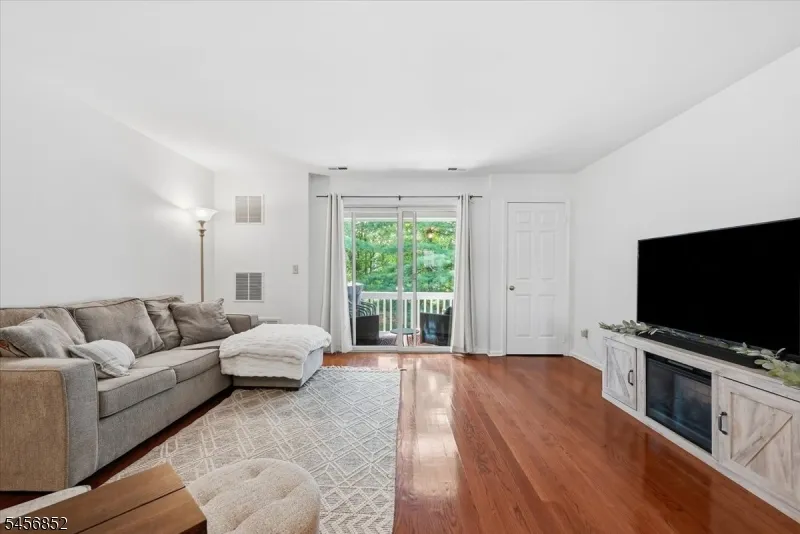 410 Ferncrest Ct Readington, NJ 08887