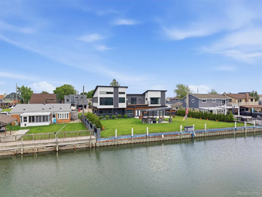 37645 Lakeville Street Harrison Charter Township, MI 48045