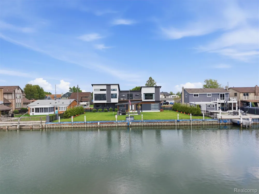 37645 Lakeville Street Harrison Charter Township, MI 48045