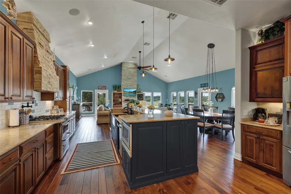 2611 WESTVIEW DR Canyon Lake, TX 78133