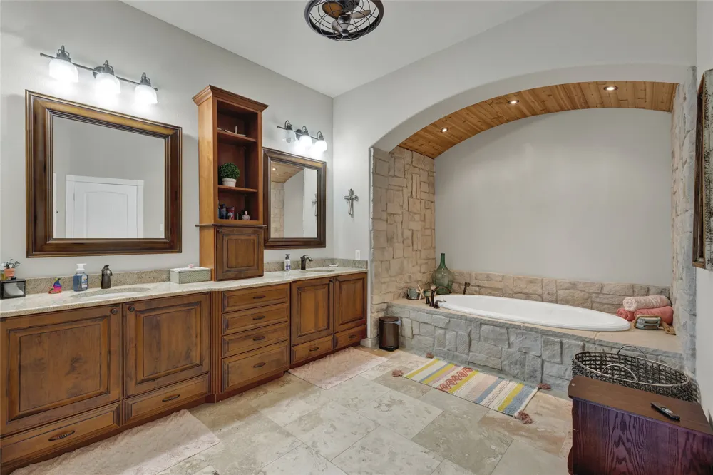 2611 WESTVIEW DR Canyon Lake, TX 78133