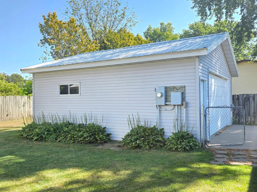 320 6th Avenue NE Plainview, MN 55964