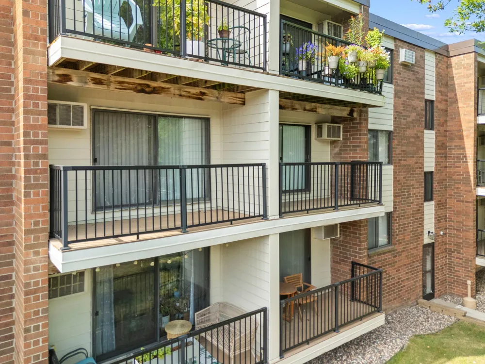 4 Pine Tree Drive #218 Arden Hills, MN 55112