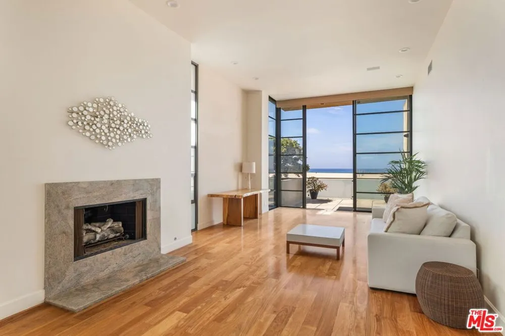 115 Ocean Front Walk Venice, CA 90291