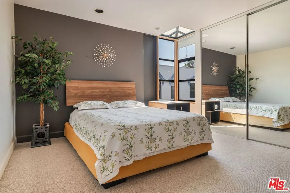 115 Ocean Front Walk Venice, CA 90291