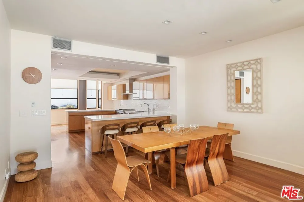 115 Ocean Front Walk Venice, CA 90291