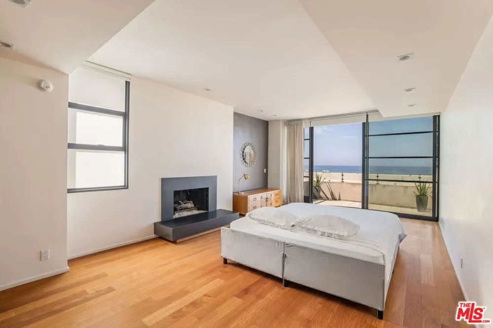 115 Ocean Front Walk Venice, CA 90291
