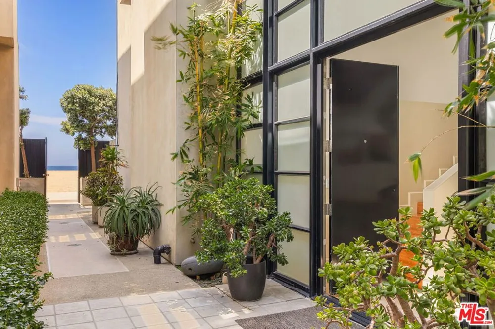 115 Ocean Front Walk Venice, CA 90291
