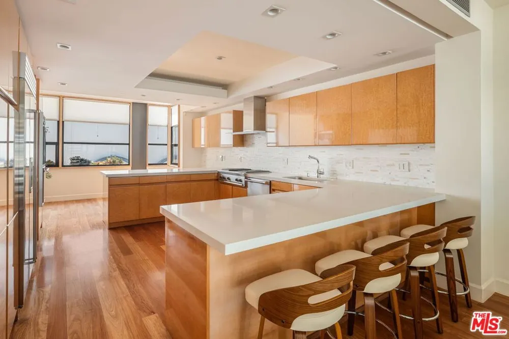 115 Ocean Front Walk Venice, CA 90291
