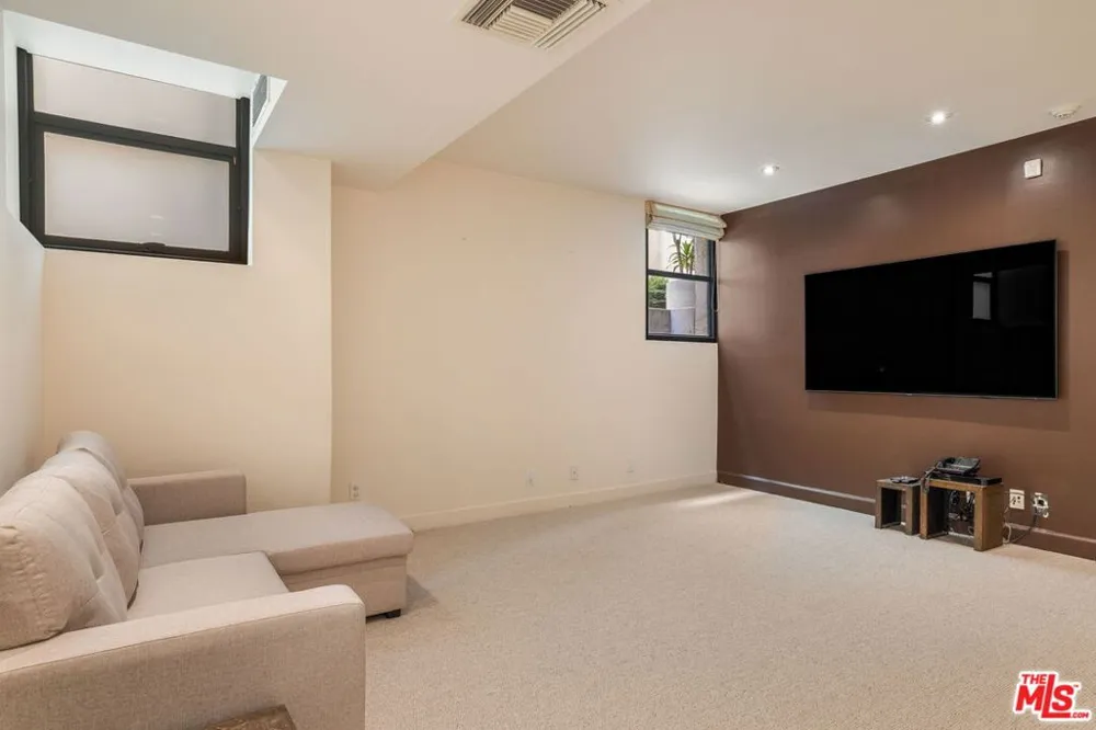 115 Ocean Front Walk Venice, CA 90291