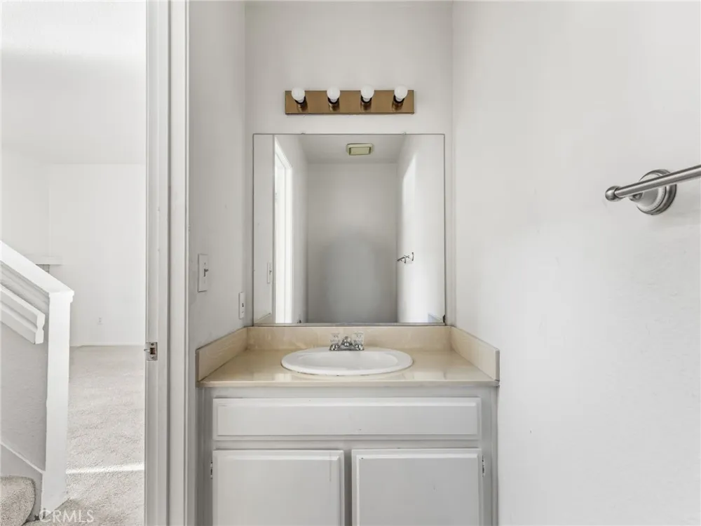 194 Greenmoor Irvine, CA 92614