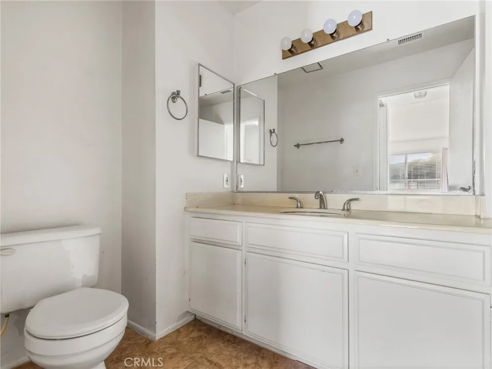 194 Greenmoor Irvine, CA 92614